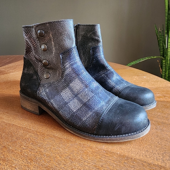 Unity in Diversity Leandra Textured Booties - Picture 1 of 6